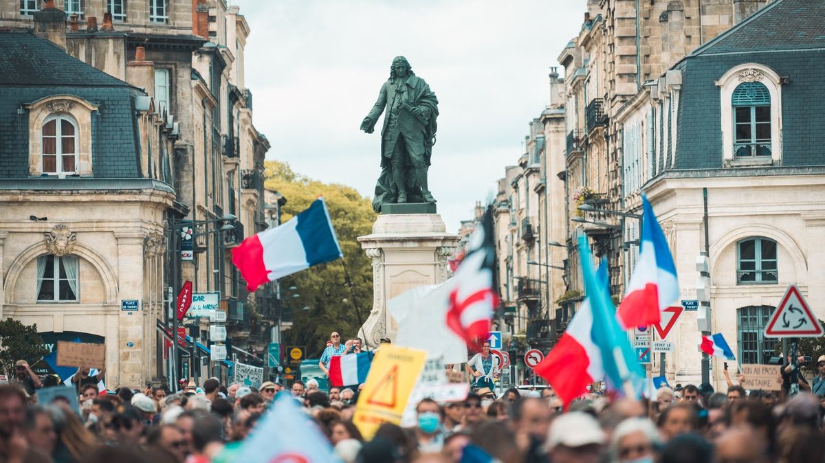 Statisíce lidí ve Francii vyšly do ulic. Vadí jim nejen zdravotní pasy